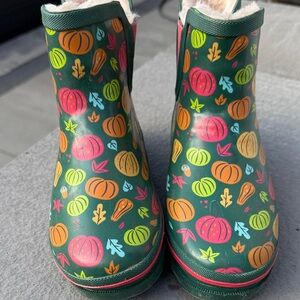 Adorable lined rain boots